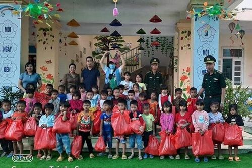 Quà đến sớm với trẻ em vùng cao biên giới