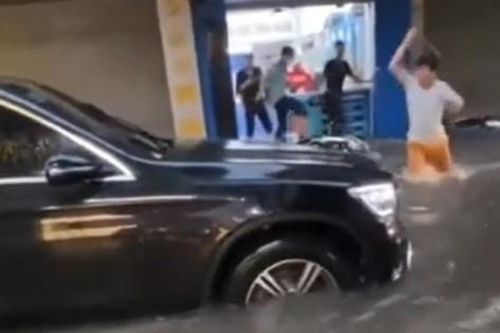 Tranh cãi ô tô đi đường ngập: Chậm thì xe chết máy, nhanh thì bị chửi?