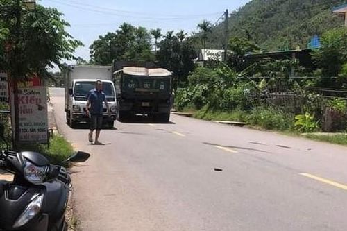 Đi chăm con ốm, 2 vợ chồng tử vong khi va chạm với xe tải