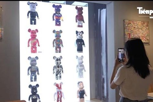 Giới trẻ Hà thành thích thú check in quán cafe đầy ắp gấu Bearbrick tiền tỉ