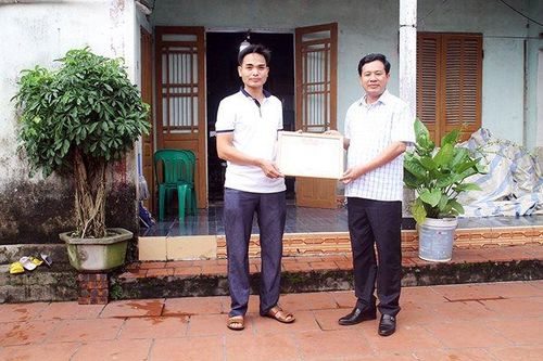 Khen thưởng 'người hùng' cứu xe máy mất phanh khi đổ đèo ở Tam Đảo