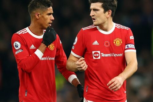 Harry Maguire hay nhất MU, Lewandowski tung hê