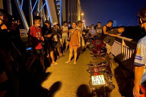Cô gái bỏ lại xe máy trên cầu, gieo mình xuống sông Lam