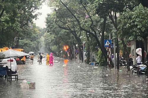 Sau cơn mưa kỷ lục 36 năm ở Hà Nội: Cảnh báo sẽ có mưa đá, úng ngập