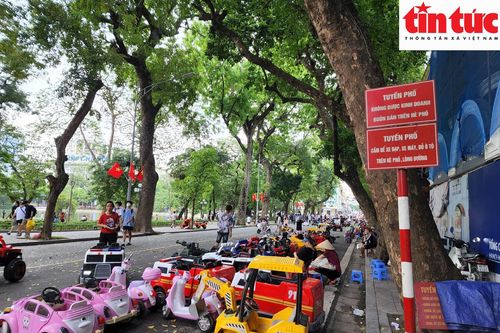 Phớt lờ biển cấm, hàng quán kinh doanh bủa vây phố đi bộ Hồ Gươm