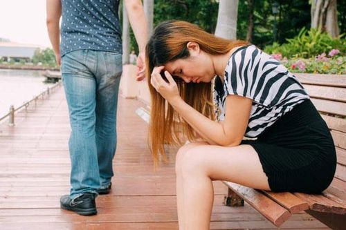 Tá hỏa với những cơn ghen của chồng, ngay cả những người bất ngờ nhất cũng bị coi là 'tình địch'