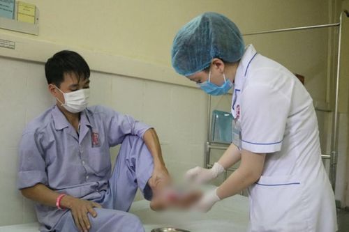 Hoại tử bàn chân nhập viện khẩn vì chữa bỏng sai cách tại nhà