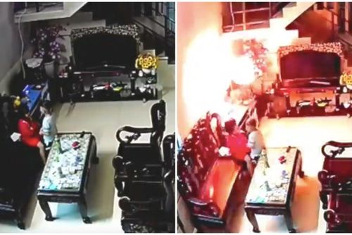 Hai em nhỏ nô đùa cạnh chiếc điện thoại đang sạc, những giây sau đó gây thót tim