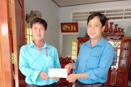 Liên đoàn Lao động huyện Tịnh Biên tặng quà cho trên 100 người lao động dịp Tháng Công nhân 2022