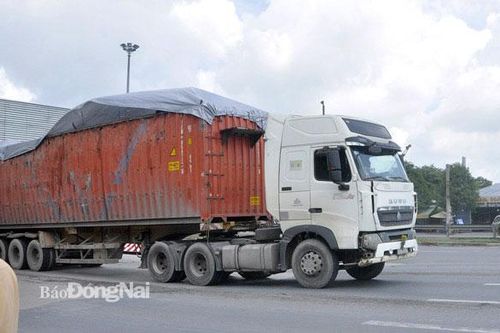 Khiếp sợ với xe container chở phế liệu