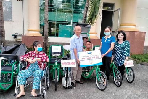 Tặng xe lăn, xe lắc cho người khuyết tật và nạn nhân chất độc da cam
