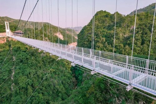 Cầu Bạch Long ở Sơn La được công nhận là cầu kính đi bộ dài nhất thế giới.