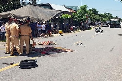 Va chạm xe tải ben, 2 vợ chồng đi xe máy tử vong