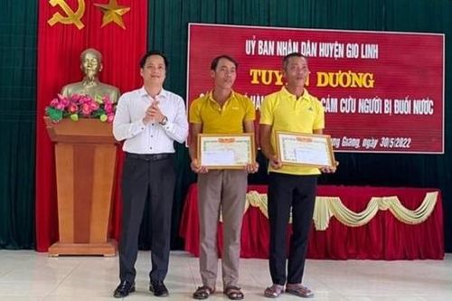 Khen thưởng hai cá nhân dũng cảm cứu người bị đuối nước