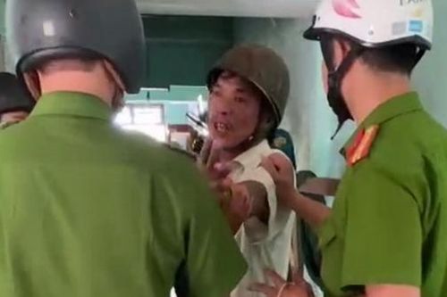 Tạm giữ hình sự người chồng dùng rựa chém vợ bốn nhát giữa phố
