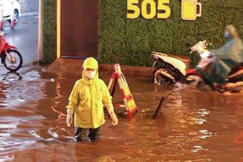Bộ trưởng Bộ TNMT nói gì khi Hà Nội ngập khắp nơi sau trận mưa lịch sử chiều 29/5?