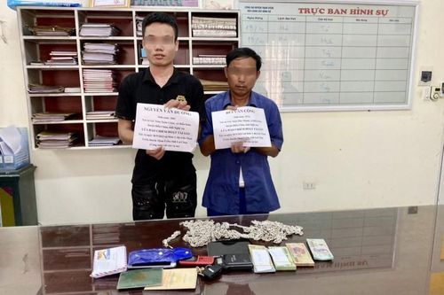 Bắt hai đối tượng lừa đảo bán hơn 1.000 'cây' bạc giả