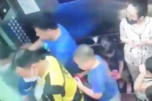 Hà Nội: Cơ quan điều tra tiếp nhận vụ người đàn ông đánh phụ nữ trong thang máy