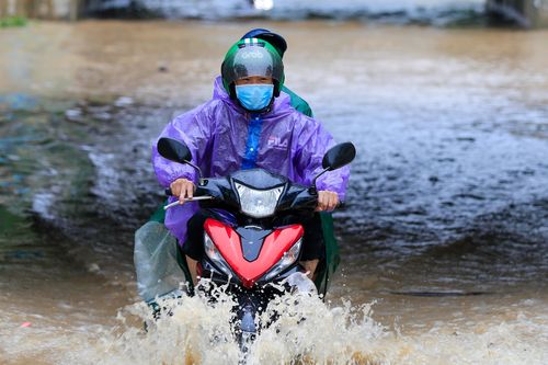 Hà Nội tiếp tục mưa lớn, cảnh báo 11 điểm đen ngập lụt