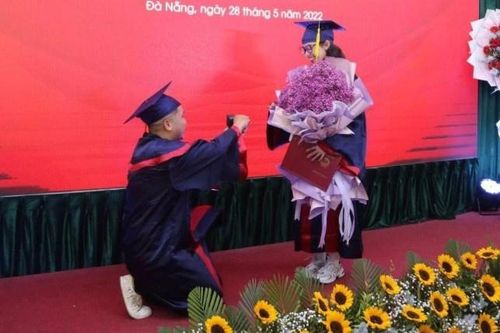 Chàng trai cầu hôn bạn gái trong lễ tốt nghiệp Đại học