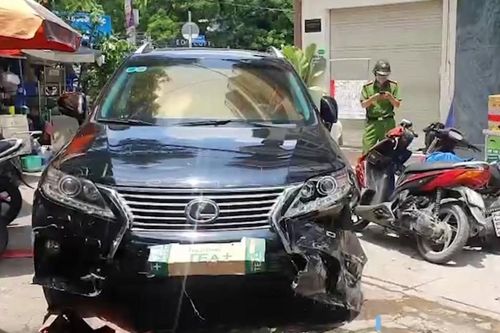 Ô tô Lexus tông đổ hàng loạt xe máy của quán cơm ven đường