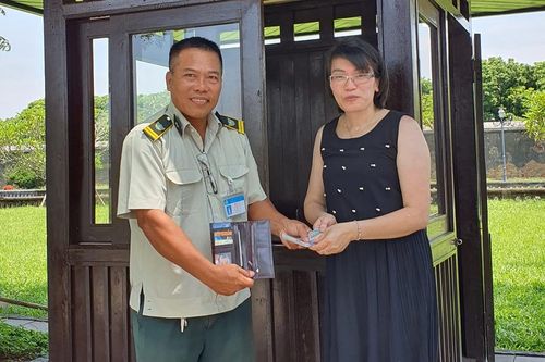 Nhân viên bảo vệ di tích Huế trả lại tài sản cho du khách đánh rơi