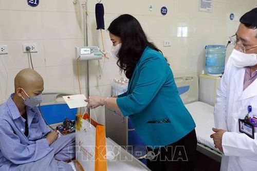 Phó Chủ tịch nước thăm các bệnh nhi đang điều trị ung thư