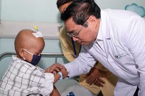 Thủ tướng thăm, tặng quà các bệnh nhi nhân ngày 1/6