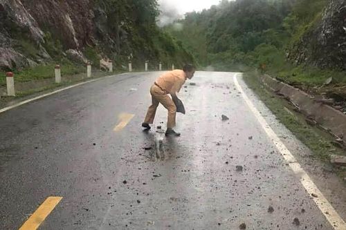 Hành động đẹp của chiến sĩ cảnh sát giao thông