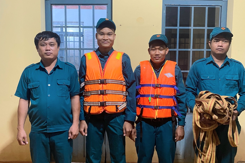 Dân quân dũng cảm cứu dân giữa dòng lũ quét