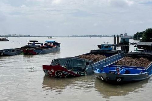 Phát hiện 7 sà lan và ghe sắt vận chuyển đất trái phép số lượng lớn