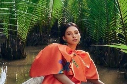 Hoa hậu Tiểu Vy nổi bật trong không gian thơ mộng của phố cổ Hội An