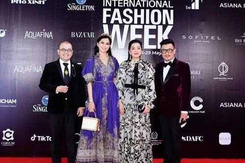 Doanh nhân Thủy Tiên cùng con gái xuất hiện tại Vietnam International Fashion Week