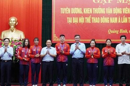 Kỷ lục gia SEA Games Nguyễn Huy Hoàng nhận thưởng lớn tại quê nhà Quảng Bình