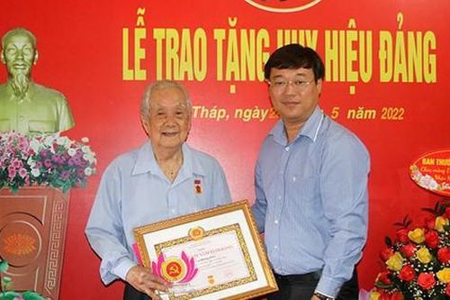 Bí thư Tỉnh ủy Đồng Tháp trao Huy hiệu 75 năm tuổi Đảng cho đảng viên