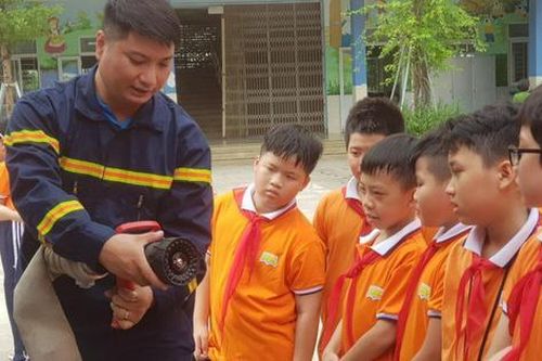 Công an Hà Nội hướng dẫn kỹ năng cứu nạn cứu hộ cho học sinh tiểu học