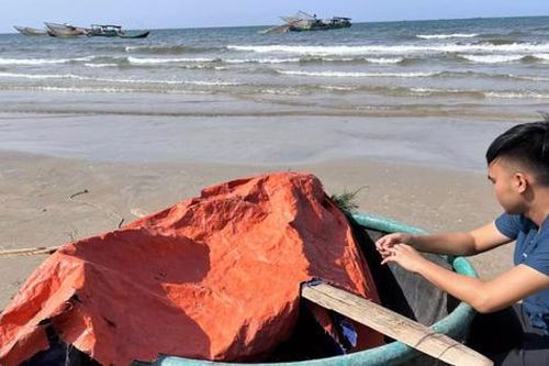 Hà Tĩnh: Một ngư dân tử vong bất thường trên biển