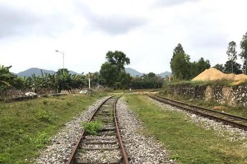 Bé gái bị tàu hỏa đâm nguy kịch trong đêm