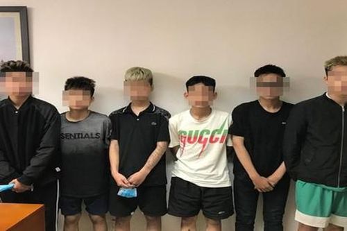 Bắt nhóm dùng vỏ chai bia cướp xe máy ở Hà Nội