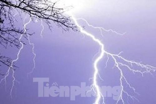Đang ngủ trong nhà, người đàn ông bị sét đánh tử vong