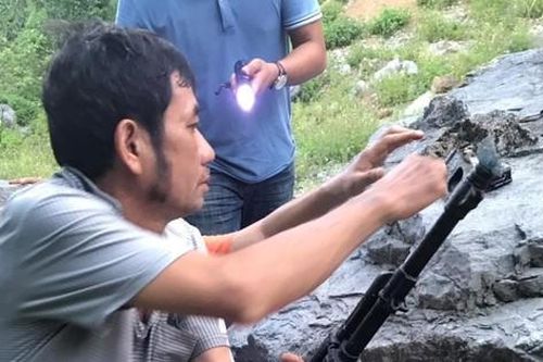 Bắt đối tượng giấu súng AK trong rừng, đập phá lán trại của dân