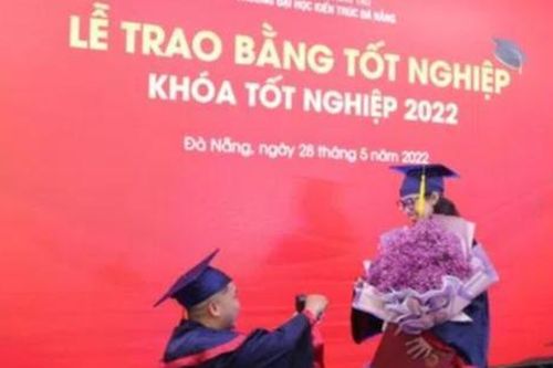 Chàng trai Đà Nẵng bất ngờ cầu hôn bạn gái ngay trong lễ nhận bằng tốt nghiệp