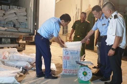 Vận chuyển 1 tấn nầm lợn chảy nước, bốc mùi đi tiêu thụ