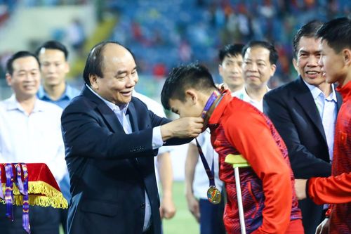 Chủ tịch nước tặng Huân chương Lao động cho tuyển bóng đá nam U23 và bóng đá nữ