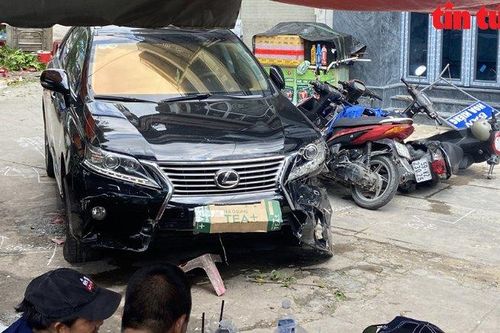 Ô tô Lexus lạc tay lái, húc đổ 8 xe máy của quán cơm ven đường