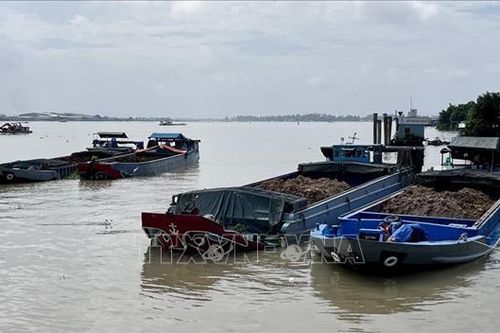An Giang: Phát hiện 7 sà lan, ghe sắt vận chuyển đất trái phép số lượng lớn
