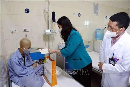 Phó Chủ tịch nước Võ Thị Ánh Xuân thăm các bệnh nhi đang điều trị ung thư