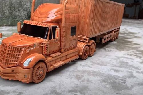 Thợ mộc người Việt chế tác xe container gỗ vô cùng tinh xảo