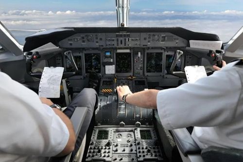 Phi công bị sa thải vì ngủ gật trong buồng lái