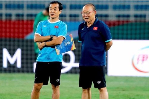 Vì sao trợ lý thiên tài Lee Young Jin vắng mặt, còn Anh Đức lên tuyển Việt Nam?